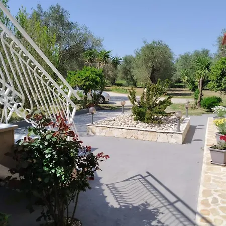 Trousas Double Roda (Corfu)